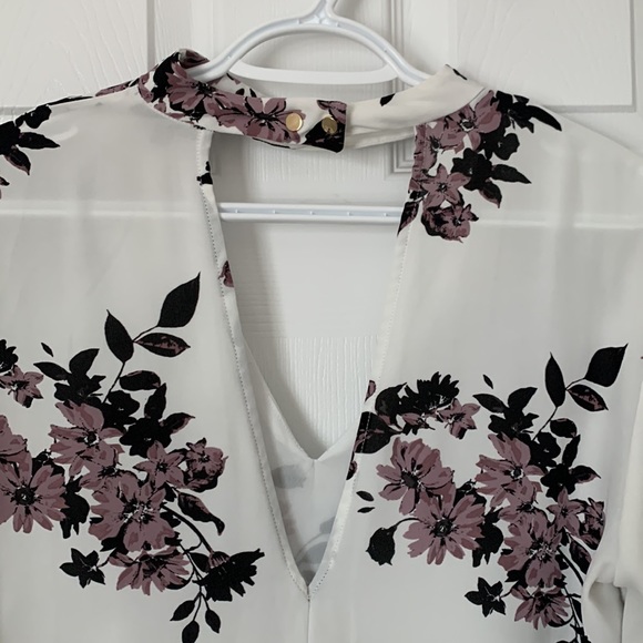 V-Neck Floral Blouse - Picture 5 of 7